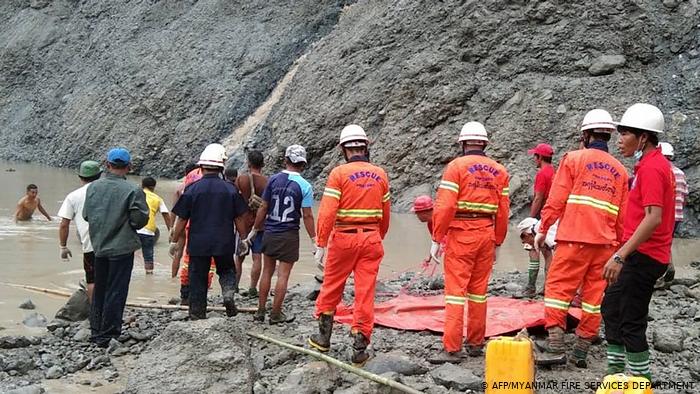 Escena de rescate de bomberos de Myanmar