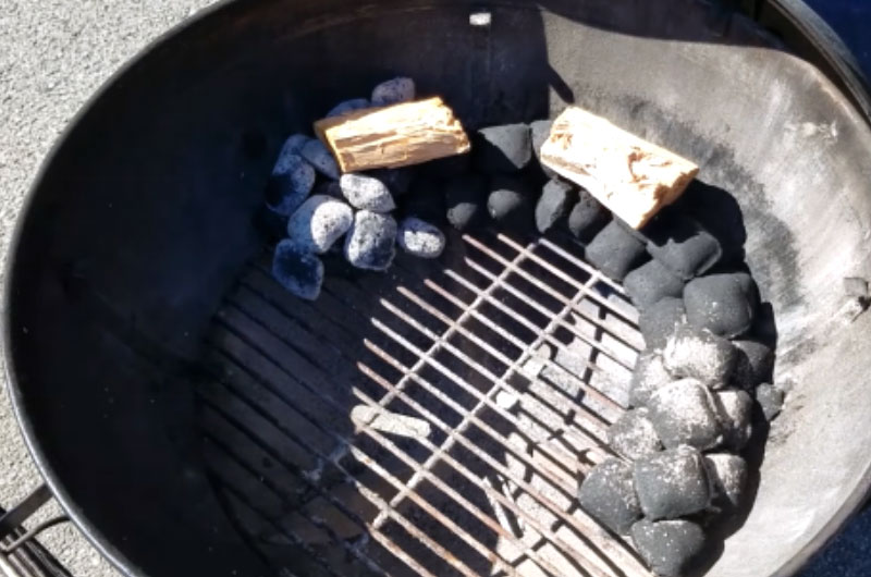 Briquetas de carbón encendidas en un extremo de la serpiente.