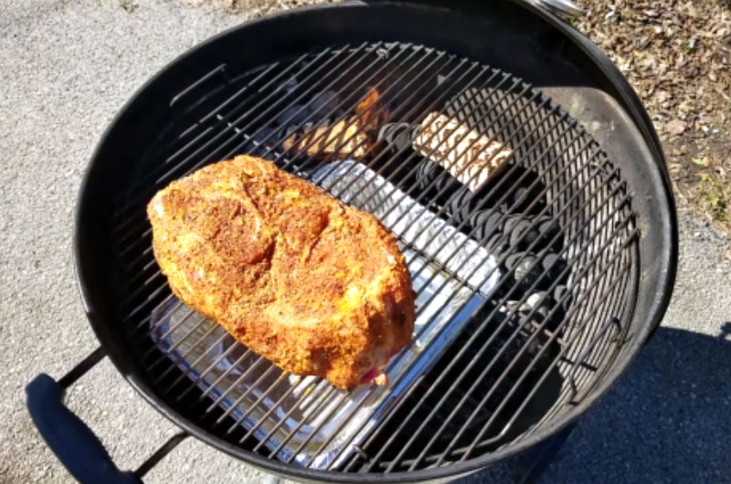 Pon la carne en la parrilla.