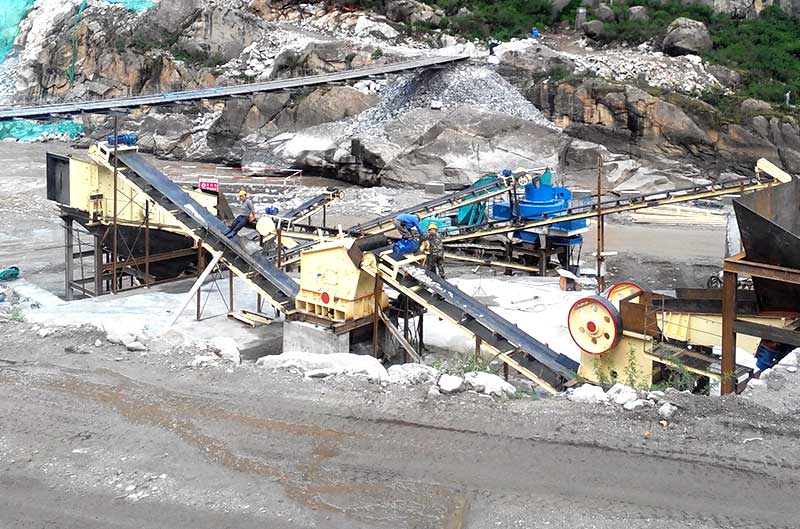 Equipos de minería en el sitio de trabajo