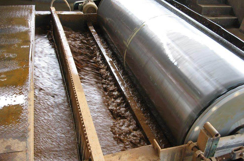 Wet magnetic drum separator
