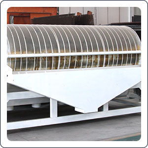 Separating chute of the magnetic drum separator