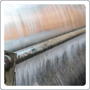 Discharge device of the magnetic drum separator
