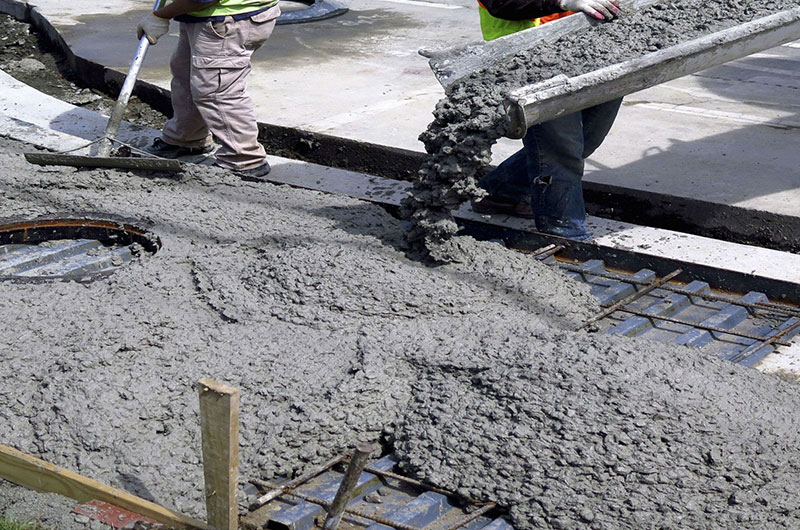 Enhancing cement setting performance with calcite