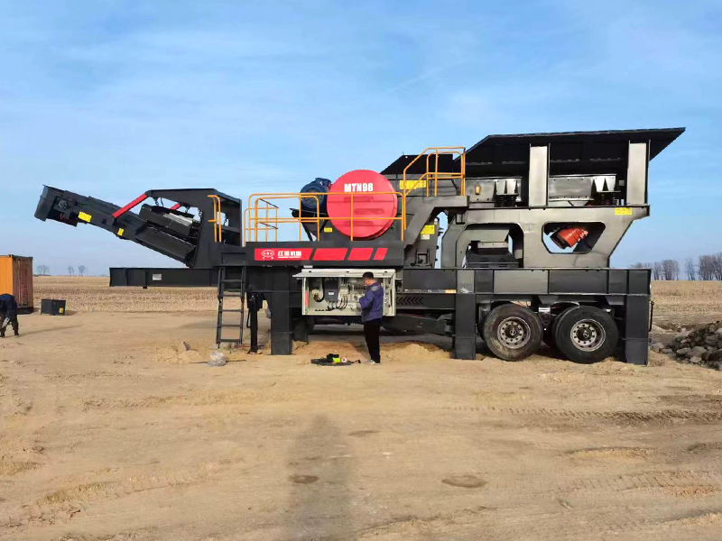Wheel-mounted recycling crusher