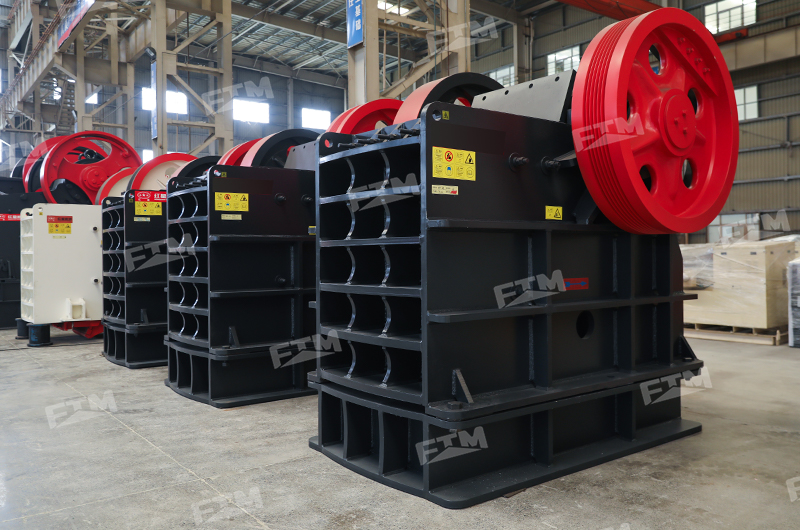 Las trituradoras de mandíbula producen principalmente material grueso.