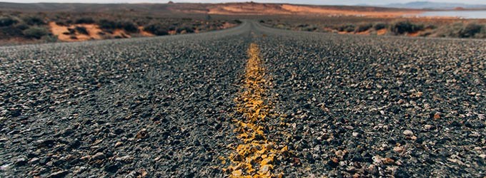 ¿Cómo hacer hormigón asfáltico y utilizarlo para pavimentar un camino de entrada?